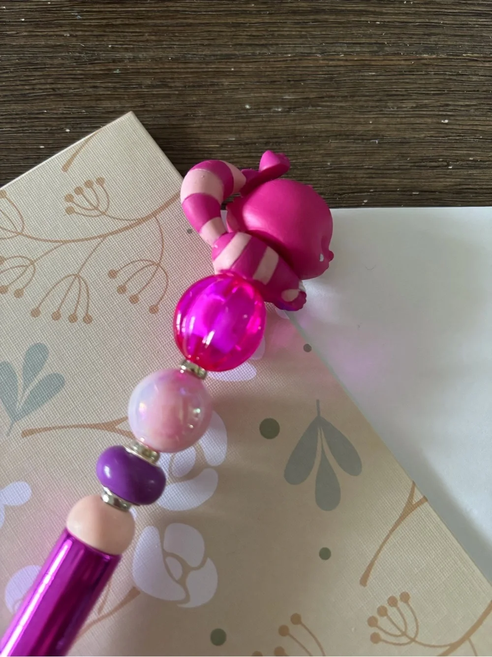 Disney doorables: Alice in Wonderland: Cheshire Cat handmade beaded pen